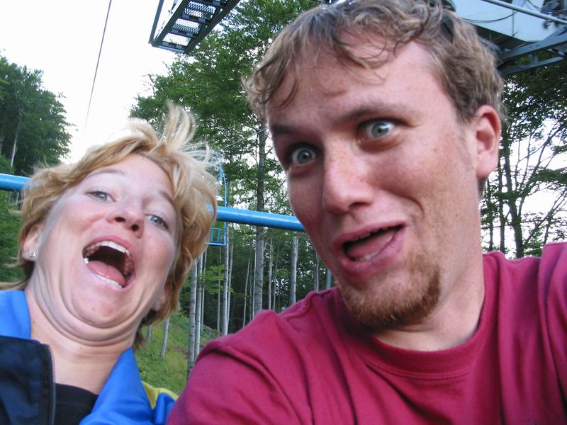 Holčička s rupkem na lanovce